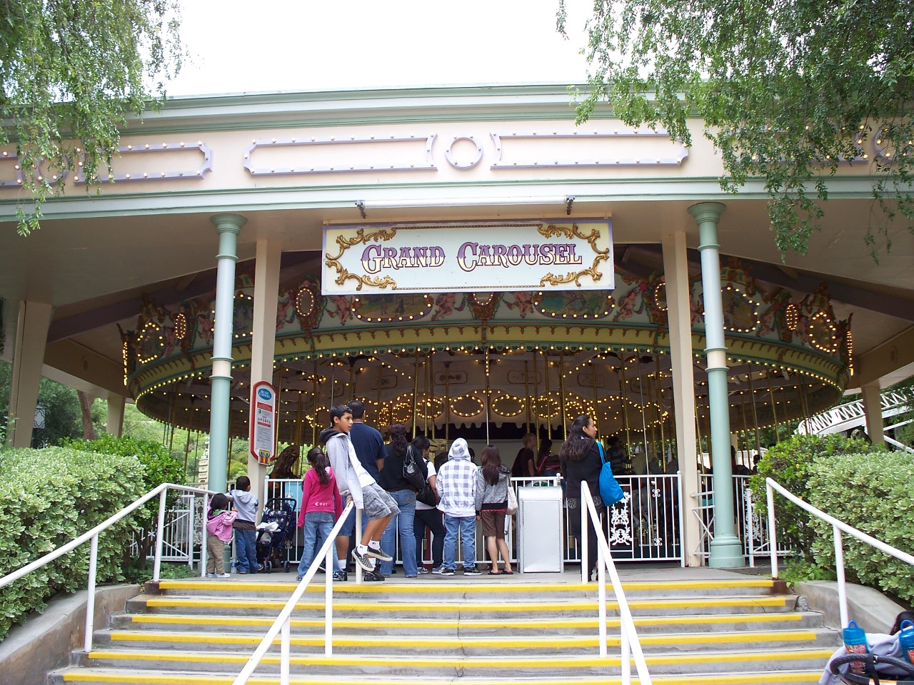 Grand Carousel (Six Flags Magic Mountain) Coasterpedia The Roller Coaster and Flat Ride Wiki