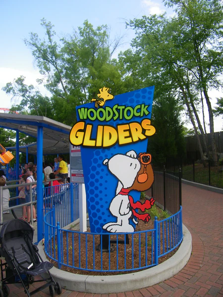 File:Woodstock Gliders (Carowinds) 2010 01.jpg