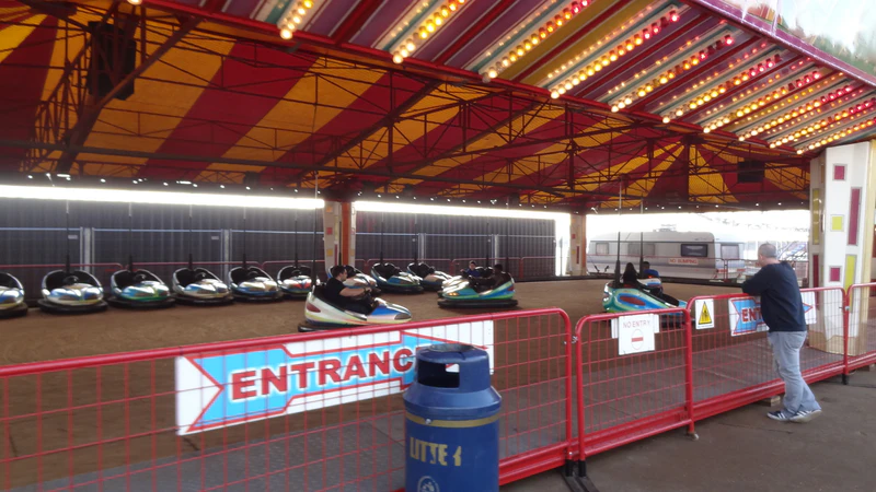 File:Dodgems (Clarence Pier) 2014 01.jpg
