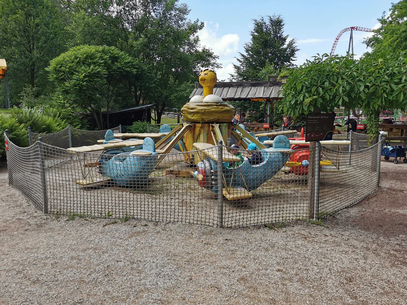 File:Red-Baron-Karussell (Freizeitpark Plohn) 2022 01.jpg