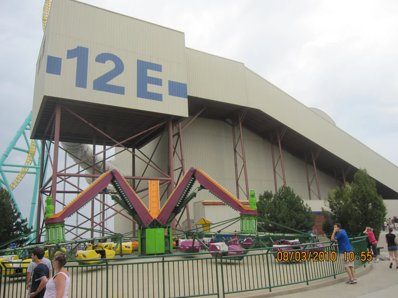 File:Troika (Cedar Point) 2010-08 01.jpg