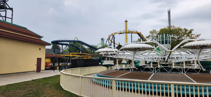 File:Draken Falls (Adventureland) 2023 01.jpg