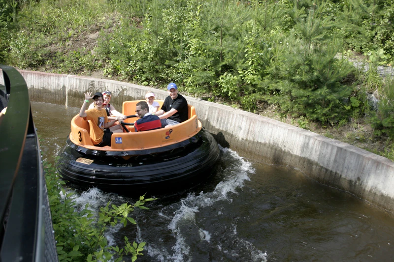 File:Koskiseikkailu (Särkänniemi) 2007-07 01.jpg