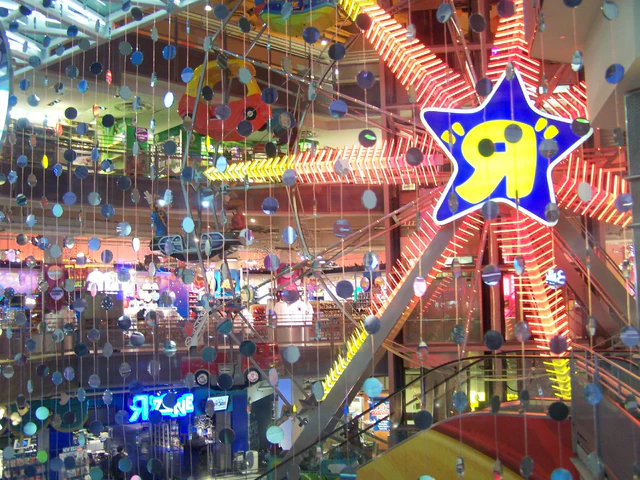 Ferris Wheel (Toys R Us Times Square) - Coasterpedia - The