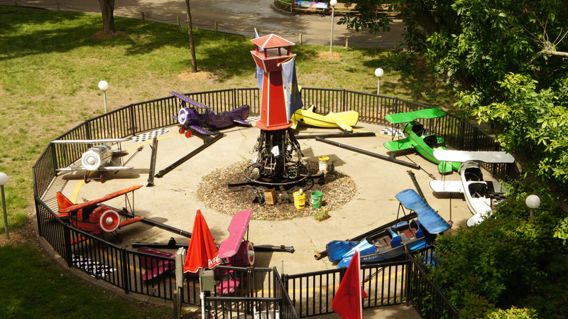 File:Red Barons (Adventureland) 2021 01.jpg