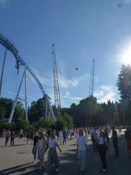 File:Slingshot ride Divo Ostrov 01.jpg